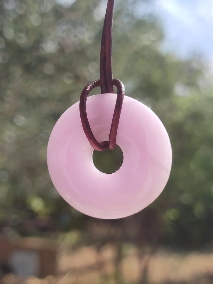 Kunzit A - Donut Edelstein Kette 30mm Heilstein rosa pink Rarität Mann Frau Freundin Glück Kristall Anhänger Natur Rarität Geschenk Er Sie - Art of Nature Berlin