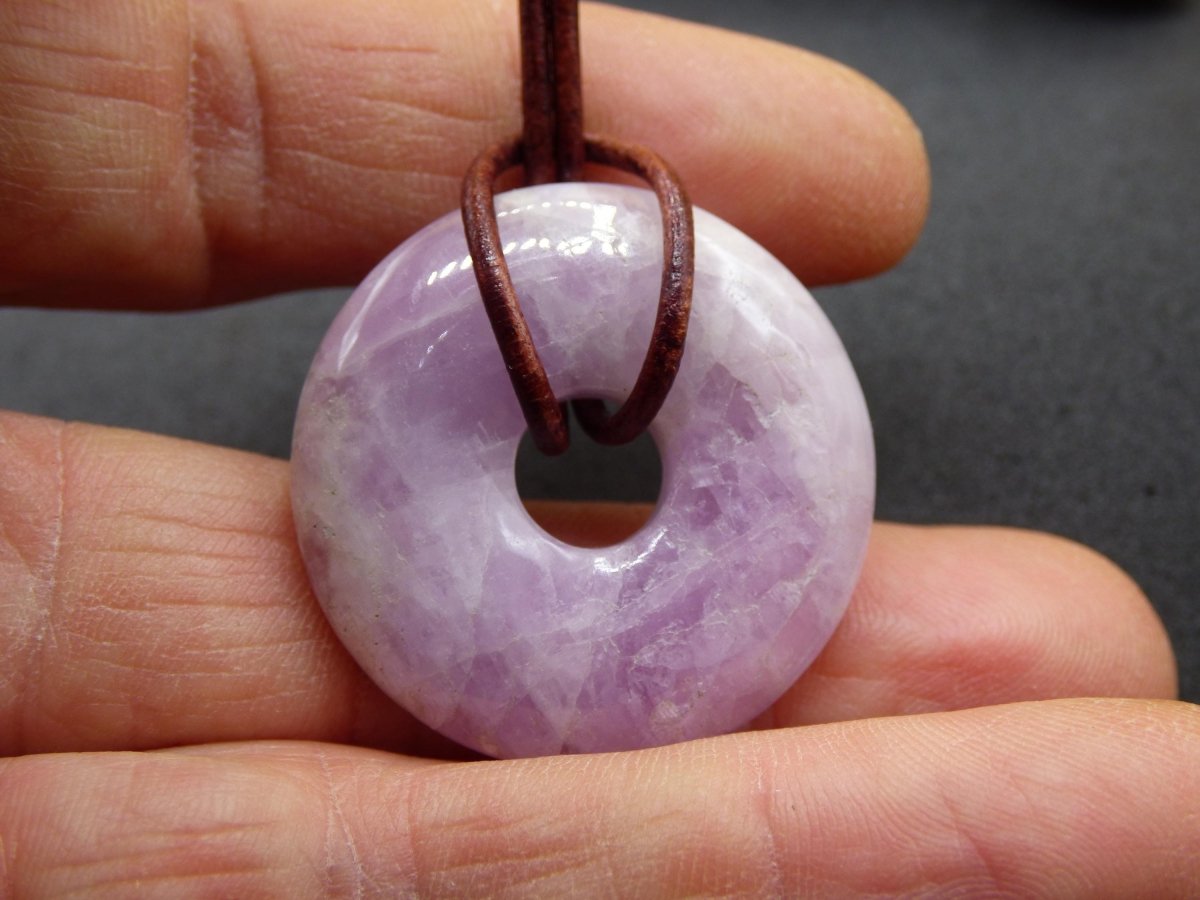 Kunzit A - Donut Edelstein Kette 30mm Heilstein rosa pink Rarität Mann Frau Freundin Glück Kristall Anhänger Natur Rarität Geschenk Er Sie - Art of Nature Berlin