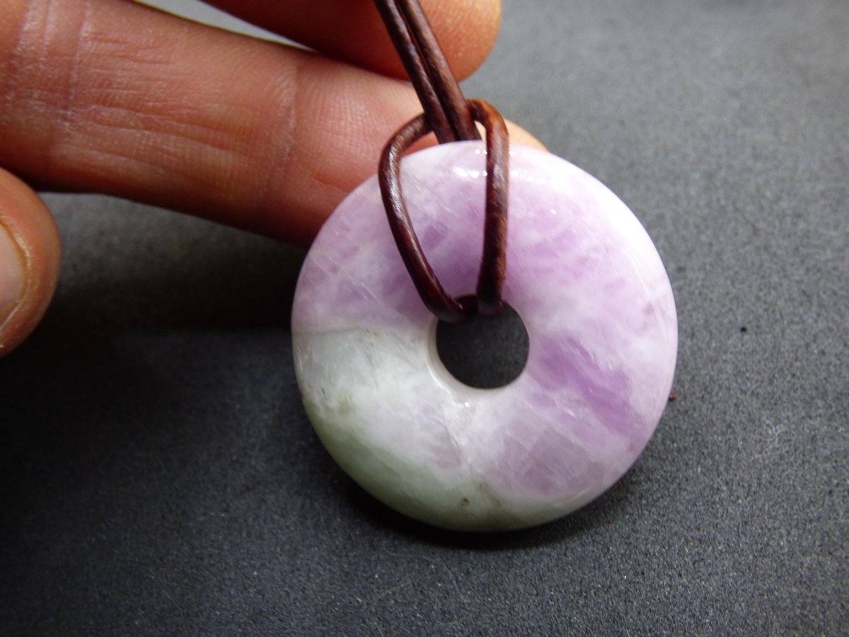 Kunzit A - Donut Edelstein Kette 30mm Heilstein rosa pink Rarität Mann Frau Freundin Glück Kristall Anhänger Natur Rarität Geschenk Er Sie - Art of Nature Berlin