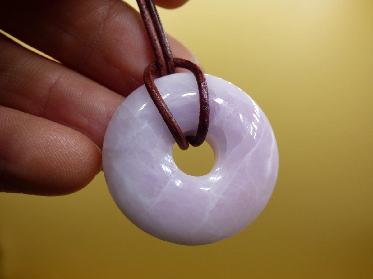 Kunzit A - Donut Edelstein Kette 30mm Heilstein rosa pink Rarität Mann Frau Freundin Glück Kristall Anhänger Natur Rarität Geschenk Er Sie - Art of Nature Berlin