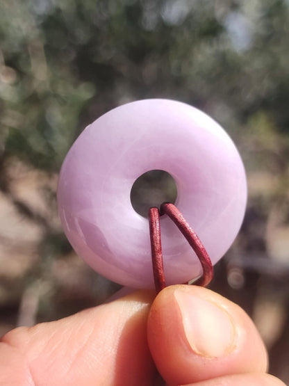 Kunzit A - Donut Edelstein Kette 30mm Heilstein rosa pink Rarität Mann Frau Freundin Glück Kristall Anhänger Natur Rarität Geschenk Er Sie - Art of Nature Berlin