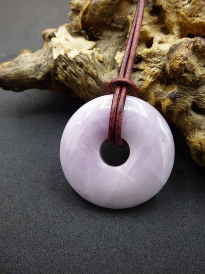 Kunzit A - Donut Edelstein Kette 30mm Heilstein rosa pink Rarität Mann Frau Freundin Glück Kristall Anhänger Natur Rarität Geschenk Er Sie - Art of Nature Berlin