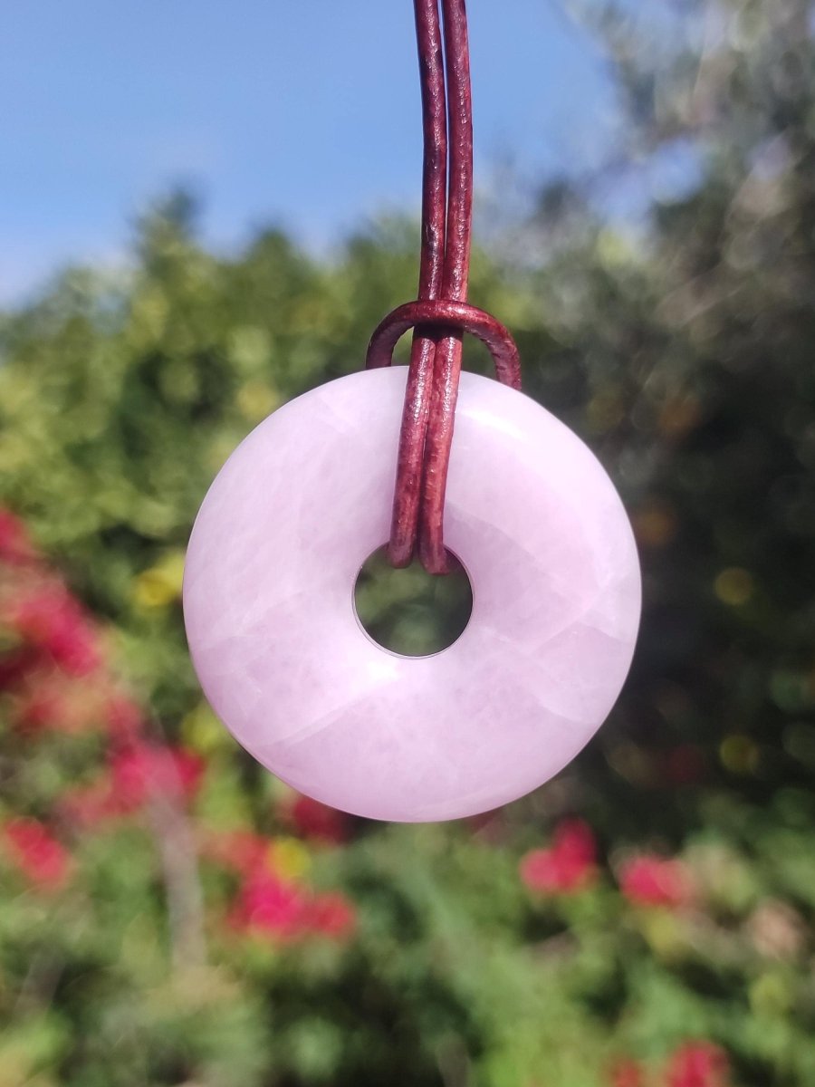 Kunzit A - Donut Edelstein Kette 30mm Heilstein rosa pink Rarität Mann Frau Freundin Glück Kristall Anhänger Natur Rarität Geschenk Er Sie - Art of Nature Berlin