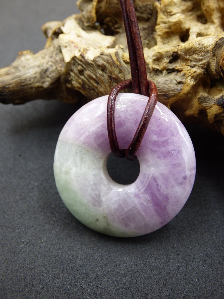 Kunzit A - Donut Edelstein Kette 30mm Heilstein rosa pink Rarität Mann Frau Freundin Glück Kristall Anhänger Natur Rarität Geschenk Er Sie - Art of Nature Berlin