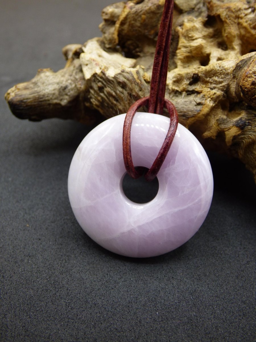 Kunzit A - Donut Edelstein Kette 30mm Heilstein rosa pink Rarität Mann Frau Freundin Glück Kristall Anhänger Natur Rarität Geschenk Er Sie - Art of Nature Berlin