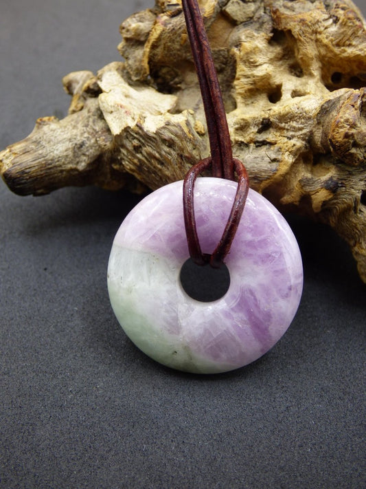 Kunzit A - Donut Edelstein Kette 30mm Heilstein rosa pink Rarität Mann Frau Freundin Glück Kristall Anhänger Natur Rarität Geschenk Er Sie - Art of Nature Berlin