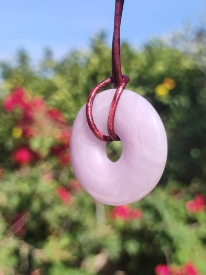 Kunzit A - Donut Edelstein Kette 30mm Heilstein rosa pink Rarität Mann Frau Freundin Glück Kristall Anhänger Natur Rarität Geschenk Er Sie - Art of Nature Berlin