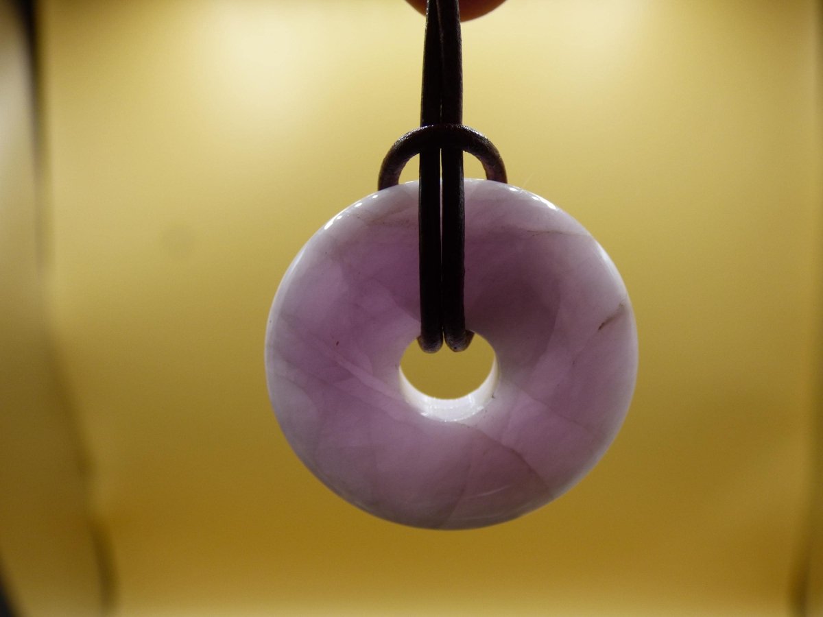 Kunzit A - Donut Edelstein Kette 30mm Heilstein rosa pink Rarität Mann Frau Freundin Glück Kristall Anhänger Natur Rarität Geschenk Er Sie - Art of Nature Berlin