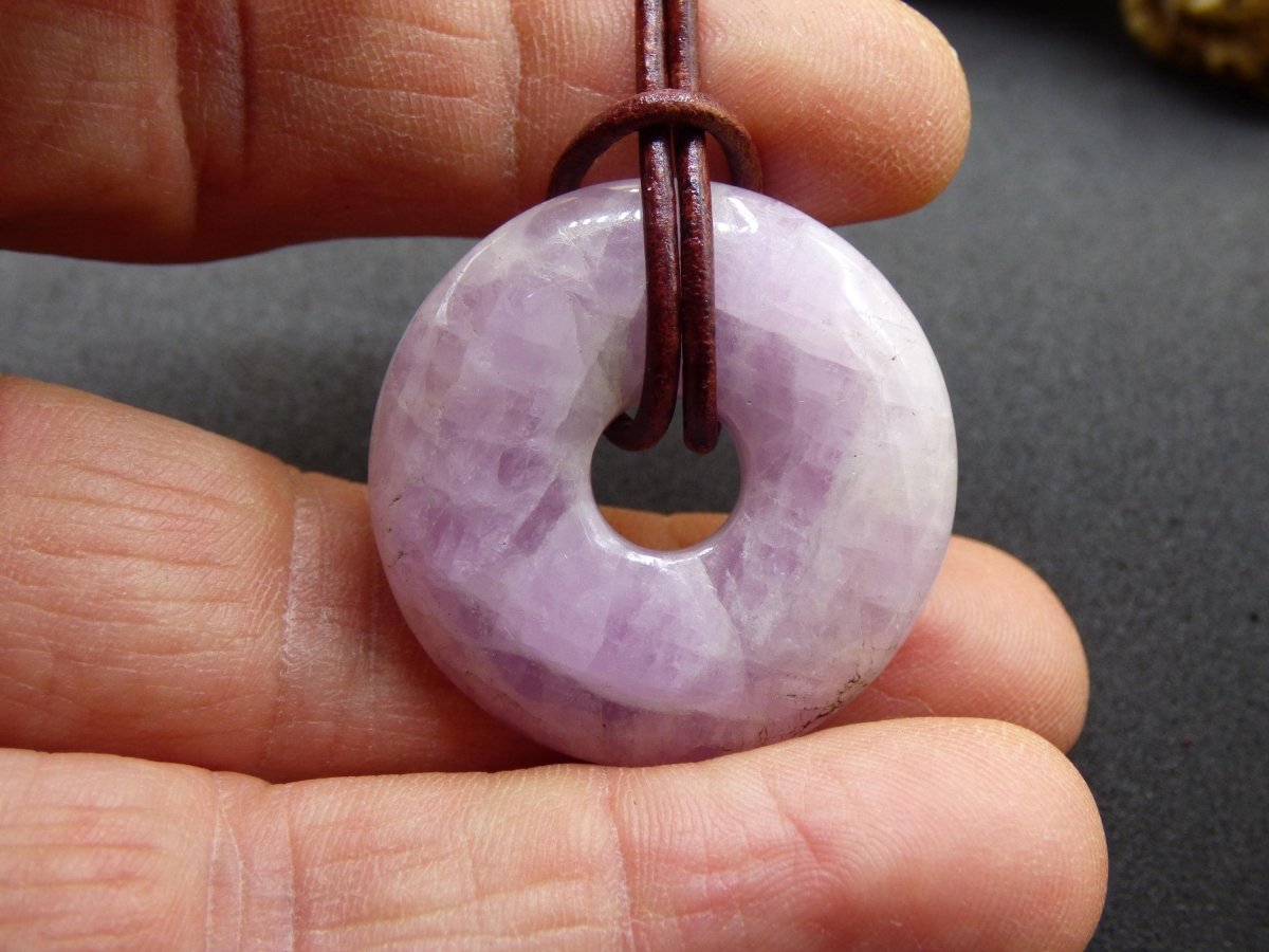 Kunzit A - Donut Edelstein Kette 30mm Heilstein rosa pink Rarität Mann Frau Freundin Glück Kristall Anhänger Natur Rarität Geschenk Er Sie - Art of Nature Berlin