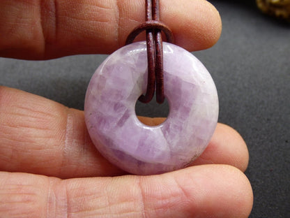 Kunzit A - Donut Edelstein Kette 30mm Heilstein rosa pink Rarität Mann Frau Freundin Glück Kristall Anhänger Natur Rarität Geschenk Er Sie - Art of Nature Berlin