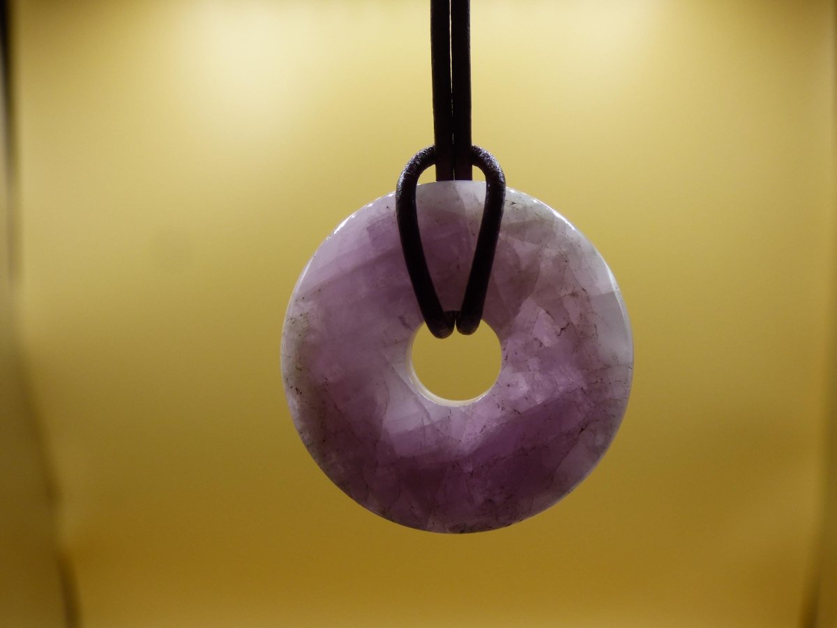 Kunzit A - Donut Edelstein Kette 30mm Heilstein rosa pink Rarität Mann Frau Freundin Glück Kristall Anhänger Natur Rarität Geschenk Er Sie - Art of Nature Berlin