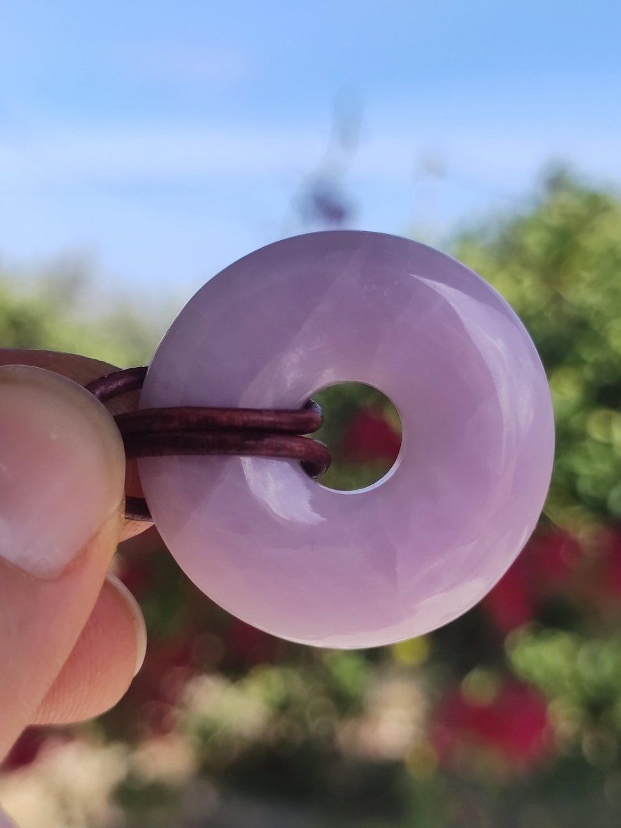 Kunzit A - Donut Edelstein Kette 30mm Heilstein rosa pink Rarität Mann Frau Freundin Glück Kristall Anhänger Natur Rarität Geschenk Er Sie - Art of Nature Berlin