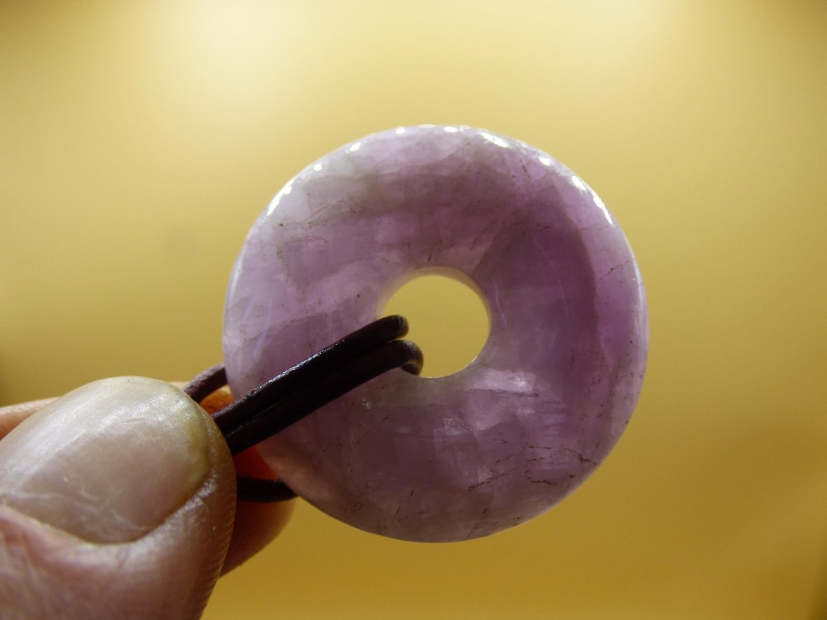 Kunzit A - Donut Edelstein Kette 30mm Heilstein rosa pink Rarität Mann Frau Freundin Glück Kristall Anhänger Natur Rarität Geschenk Er Sie - Art of Nature Berlin