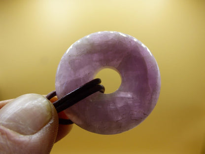 Kunzit A - Donut Edelstein Kette 30mm Heilstein rosa pink Rarität Mann Frau Freundin Glück Kristall Anhänger Natur Rarität Geschenk Er Sie - Art of Nature Berlin