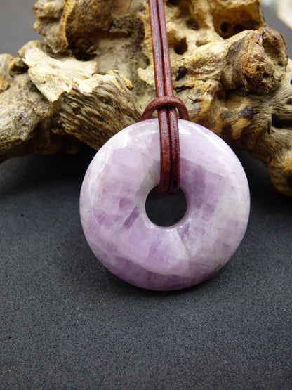 Kunzit A - Donut Edelstein Kette 30mm Heilstein rosa pink Rarität Mann Frau Freundin Glück Kristall Anhänger Natur Rarität Geschenk Er Sie - Art of Nature Berlin