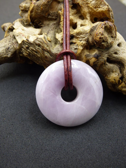 Kunzit A - Donut Edelstein Kette 30mm Heilstein rosa pink Rarität Mann Frau Freundin Glück Kristall Anhänger Natur Rarität Geschenk Er Sie - Art of Nature Berlin