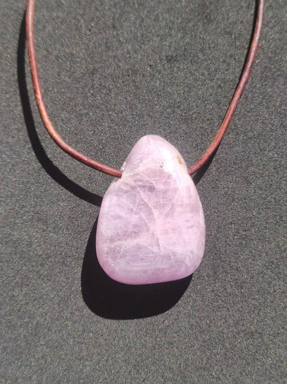 Kunzit A - Edelstein Kette Heilstein rosa pink Rarität Mann Frau Glück HIPPIE GOA Boho Tibet Ethno Natur Rarität Geschenk Er Sie Mann Frau - Art of Nature Berlin