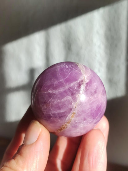 Kunzit A rosa Schimmer Flash ~ Edelstein Kugel Deko Sphere Haus Wohn Kristall HIPPIE Heilstein Rarität Selten Geschenk Frau Geschenk Er Sie - Art of Nature Berlin