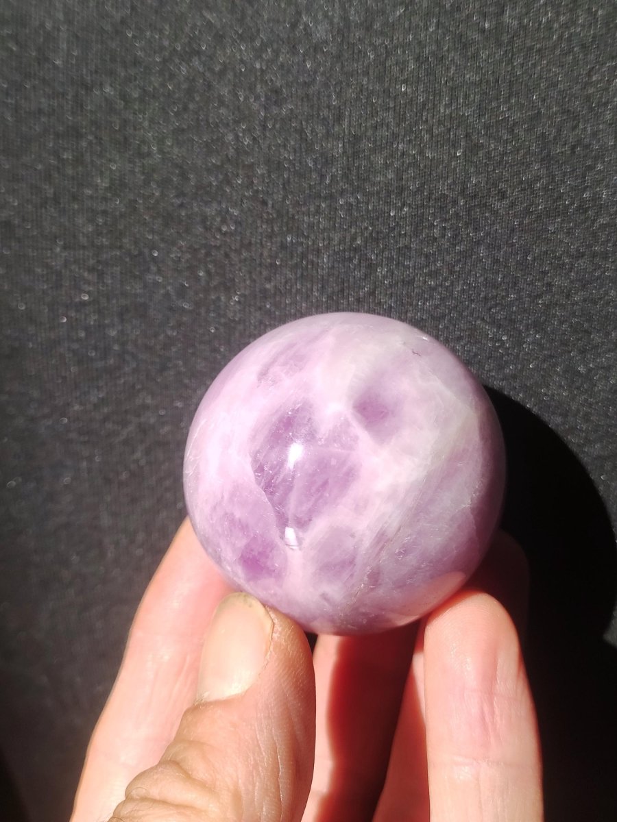Kunzit A rosa Schimmer Flash ~ Edelstein Kugel Deko Sphere Haus Wohn Kristall HIPPIE Heilstein Rarität Selten Geschenk Frau Geschenk Er Sie - Art of Nature Berlin
