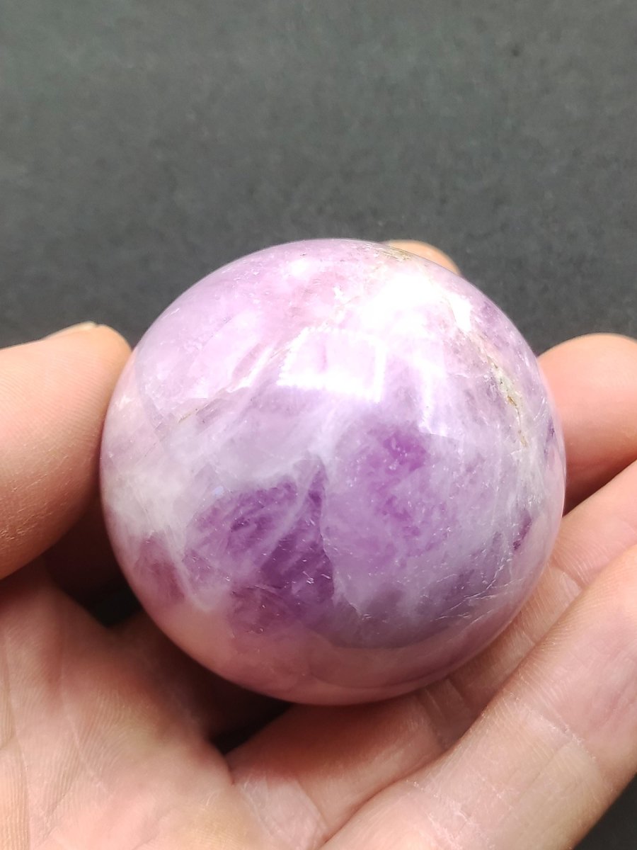 Kunzit A rosa Schimmer Flash ~ Edelstein Kugel Deko Sphere Haus Wohn Kristall HIPPIE Heilstein Rarität Selten Geschenk Frau Geschenk Er Sie - Art of Nature Berlin