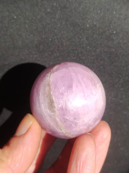 Kunzit A rosa Schimmer Flash ~ Edelstein Kugel Deko Sphere Haus Wohn Kristall HIPPIE Heilstein Rarität Selten Geschenk Frau Geschenk Er Sie - Art of Nature Berlin