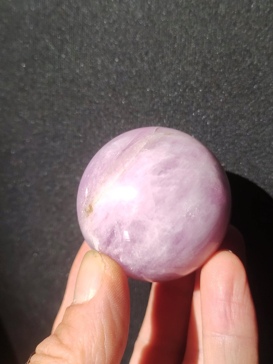 Kunzit A rosa Schimmer Flash ~ Edelstein Kugel Deko Sphere Haus Wohn Kristall HIPPIE Heilstein Rarität Selten Geschenk Frau Geschenk Er Sie - Art of Nature Berlin