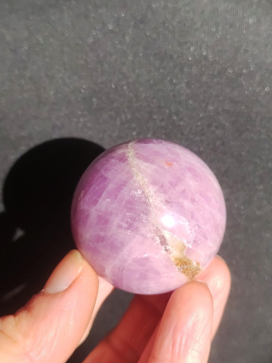 Kunzit A rosa Schimmer Flash ~ Edelstein Kugel Deko Sphere Haus Wohn Kristall HIPPIE Heilstein Rarität Selten Geschenk Frau Geschenk Er Sie - Art of Nature Berlin