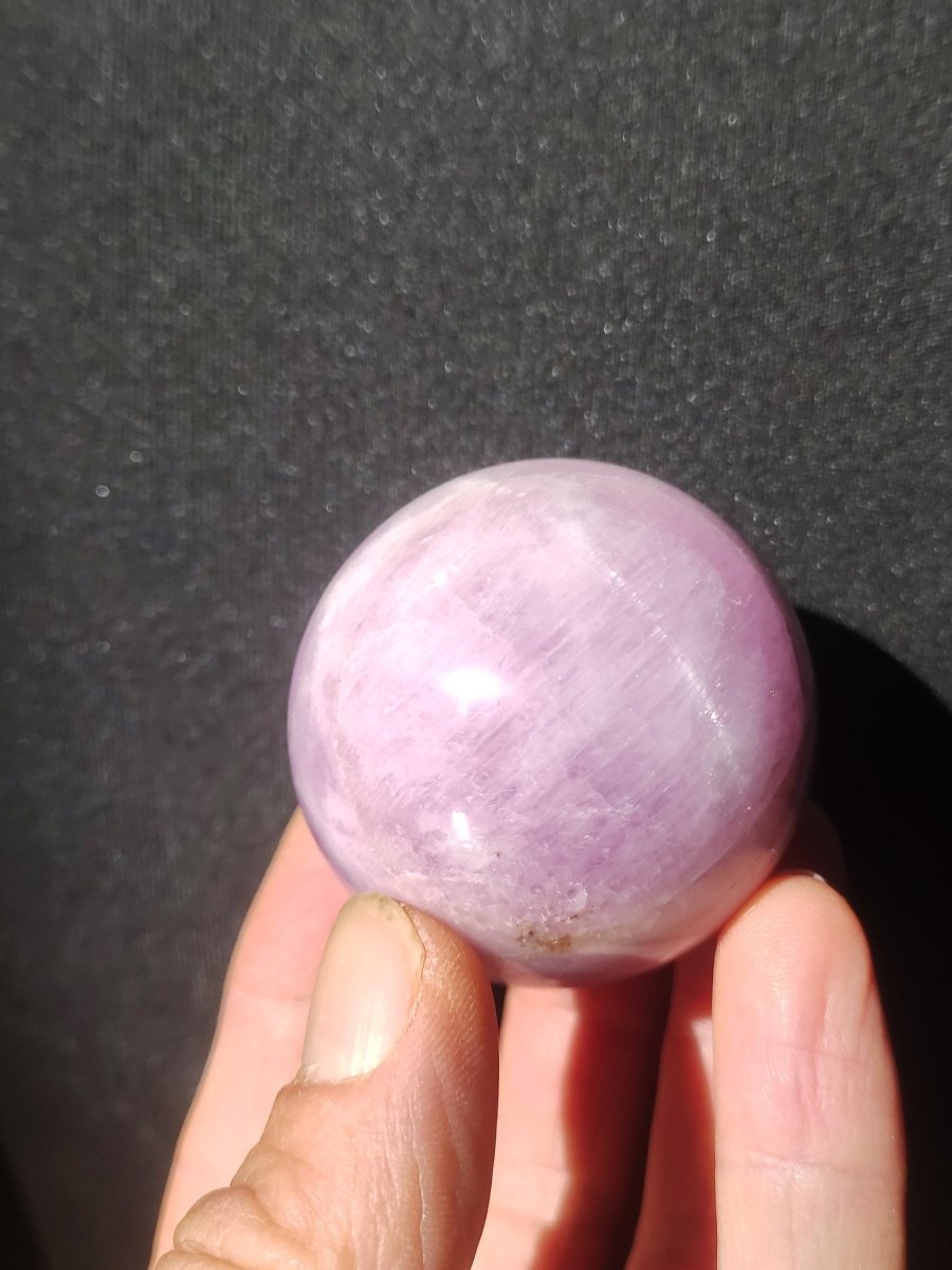 Kunzit A rosa Schimmer Flash ~ Edelstein Kugel Deko Sphere Haus Wohn Kristall HIPPIE Heilstein Rarität Selten Geschenk Frau Geschenk Er Sie - Art of Nature Berlin