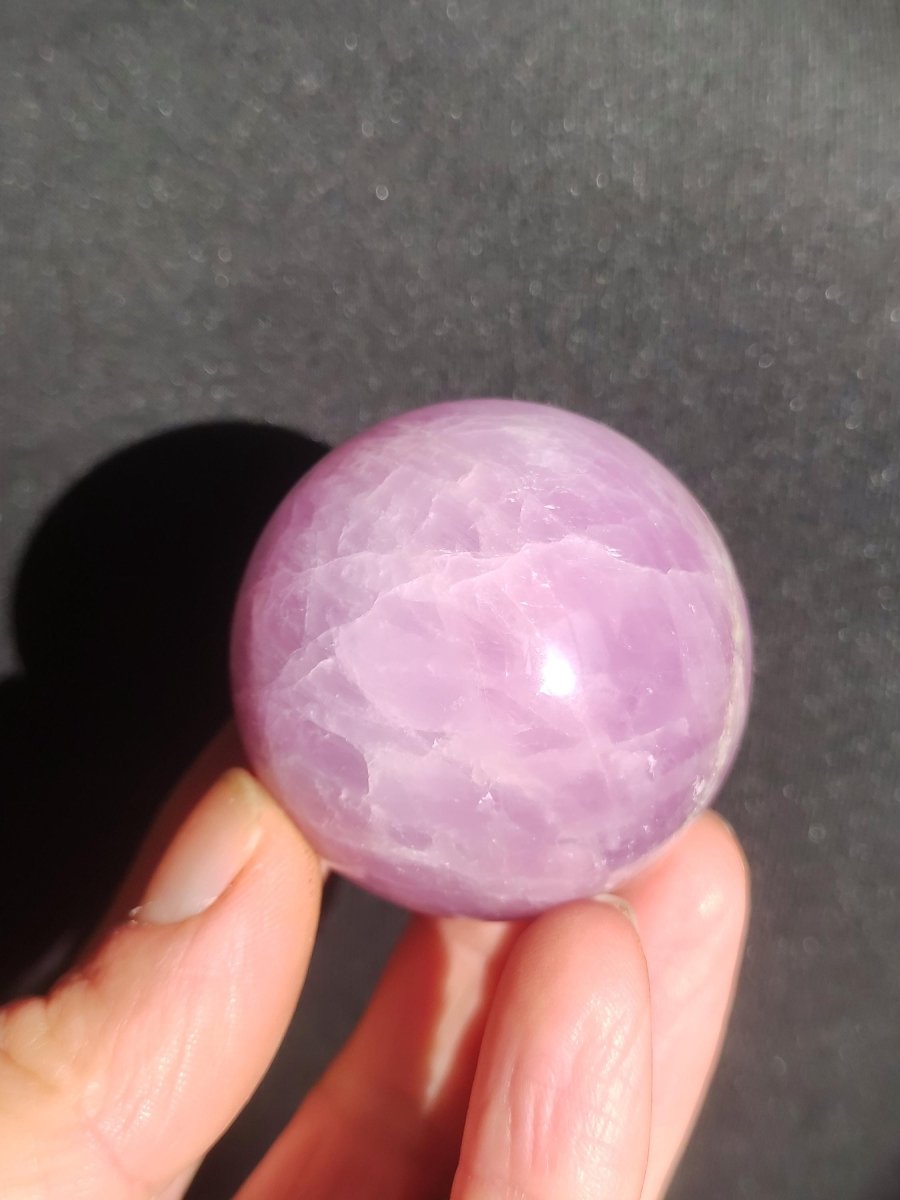 Kunzit A rosa Schimmer Flash ~ Edelstein Kugel Deko Sphere Haus Wohn Kristall HIPPIE Heilstein Rarität Selten Geschenk Frau Geschenk Er Sie - Art of Nature Berlin