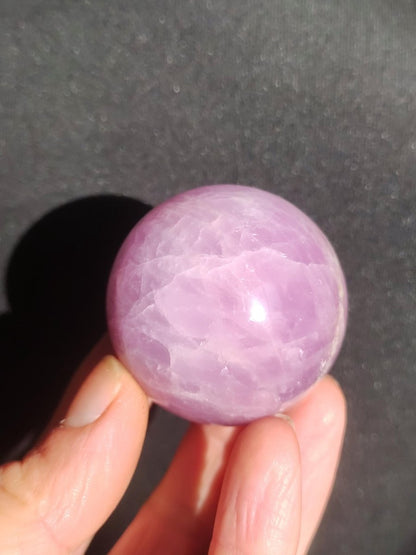 Kunzit A rosa Schimmer Flash ~ Edelstein Kugel Deko Sphere Haus Wohn Kristall HIPPIE Heilstein Rarität Selten Geschenk Frau Geschenk Er Sie - Art of Nature Berlin