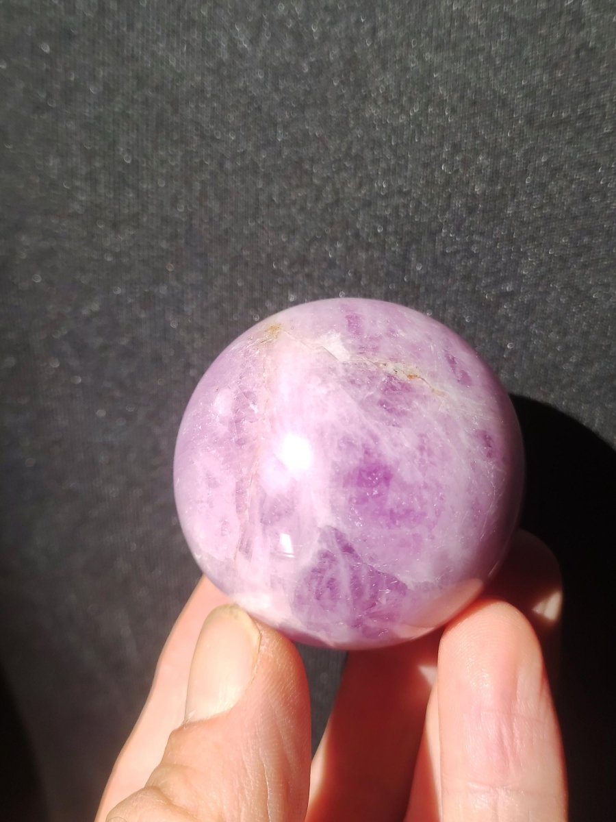 Kunzit A rosa Schimmer Flash ~ Edelstein Kugel Deko Sphere Haus Wohn Kristall HIPPIE Heilstein Rarität Selten Geschenk Frau Geschenk Er Sie - Art of Nature Berlin