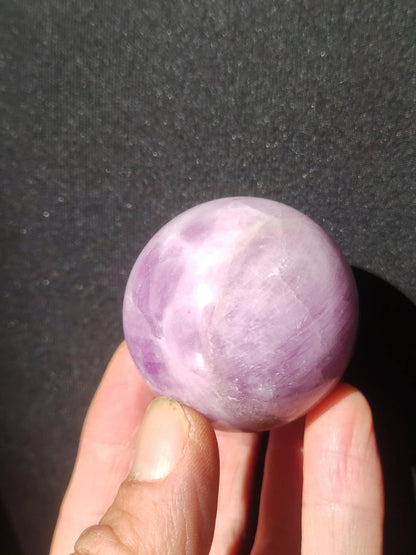 Kunzit A rosa Schimmer Flash ~ Edelstein Kugel Deko Sphere Haus Wohn Kristall HIPPIE Heilstein Rarität Selten Geschenk Frau Geschenk Er Sie - Art of Nature Berlin