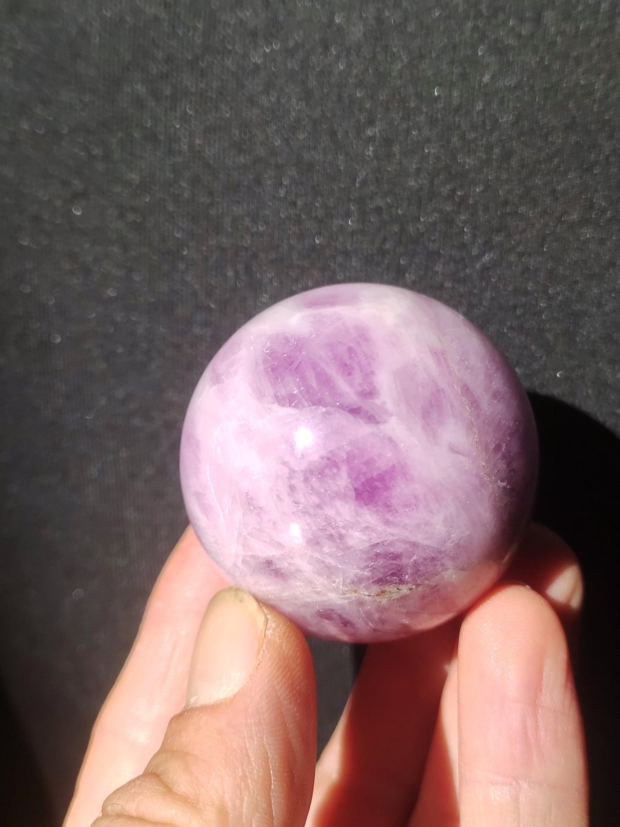 Kunzit A rosa Schimmer Flash ~ Edelstein Kugel Deko Sphere Haus Wohn Kristall HIPPIE Heilstein Rarität Selten Geschenk Frau Geschenk Er Sie - Art of Nature Berlin