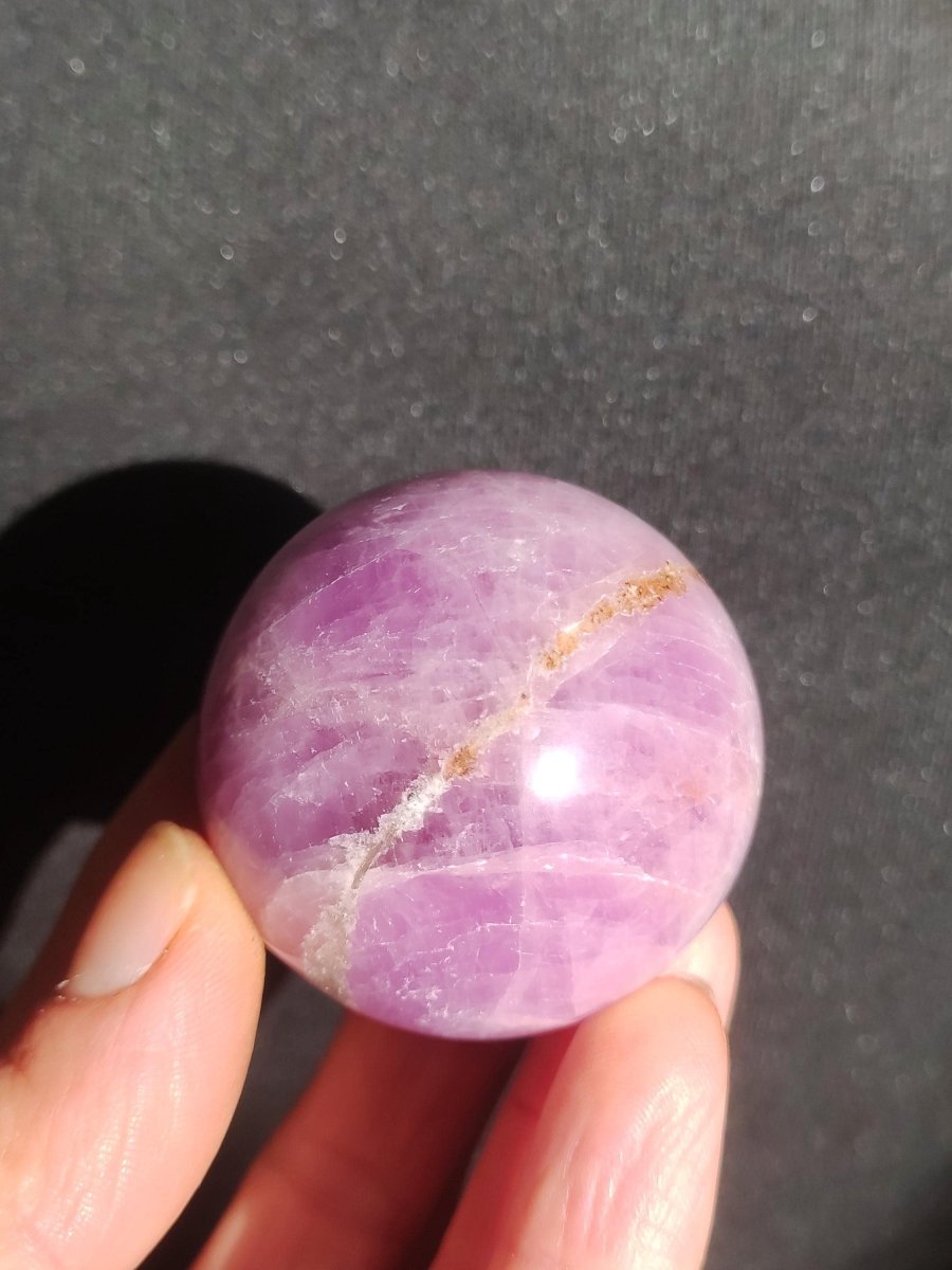 Kunzit A rosa Schimmer Flash ~ Edelstein Kugel Deko Sphere Haus Wohn Kristall HIPPIE Heilstein Rarität Selten Geschenk Frau Geschenk Er Sie - Art of Nature Berlin