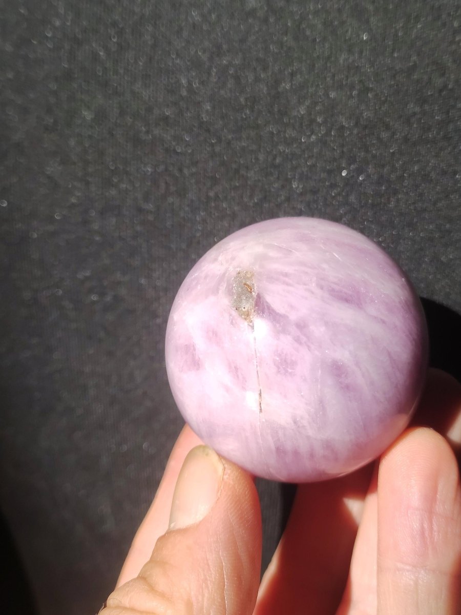 Kunzit A rosa Schimmer Flash ~ Edelstein Kugel Deko Sphere Haus Wohn Kristall HIPPIE Heilstein Rarität Selten Geschenk Frau Geschenk Er Sie - Art of Nature Berlin