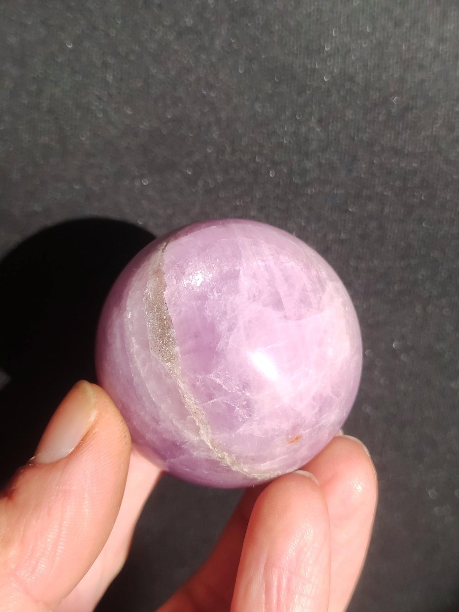 Kunzit A rosa Schimmer Flash ~ Edelstein Kugel Deko Sphere Haus Wohn Kristall HIPPIE Heilstein Rarität Selten Geschenk Frau Geschenk Er Sie - Art of Nature Berlin