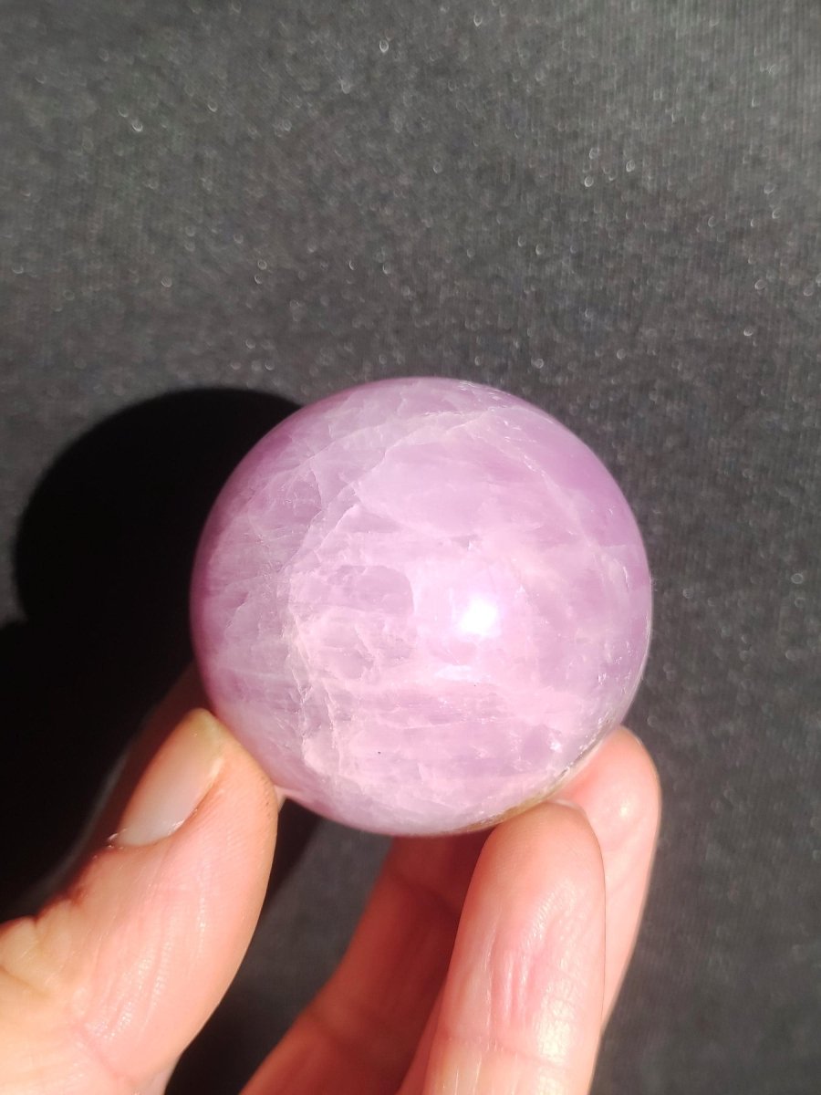 Kunzit A rosa Schimmer Flash ~ Edelstein Kugel Deko Sphere Haus Wohn Kristall HIPPIE Heilstein Rarität Selten Geschenk Frau Geschenk Er Sie - Art of Nature Berlin
