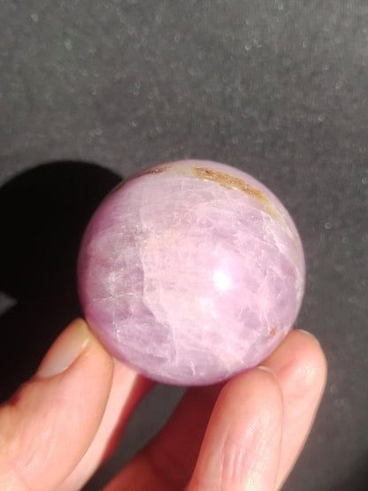 Kunzit A rosa Schimmer Flash ~ Edelstein Kugel Deko Sphere Haus Wohn Kristall HIPPIE Heilstein Rarität Selten Geschenk Frau Geschenk Er Sie - Art of Nature Berlin