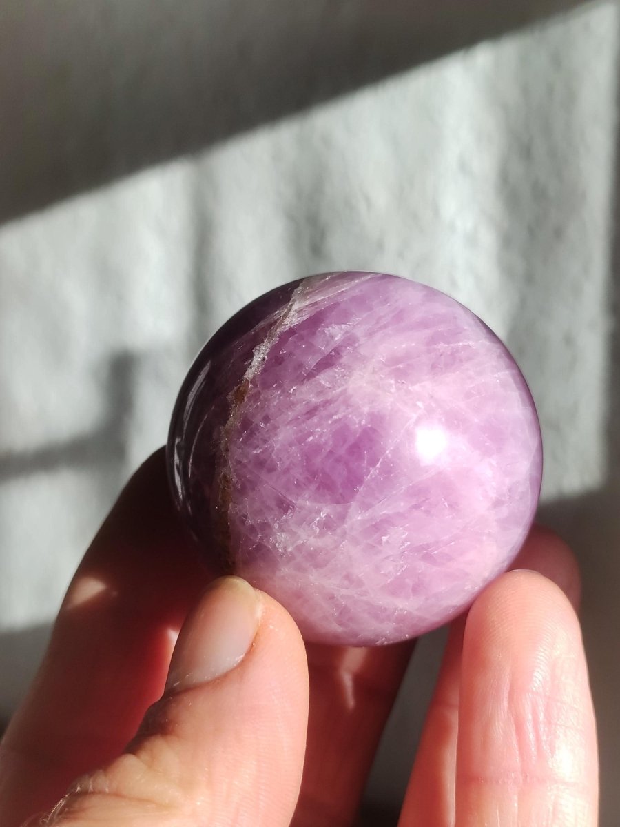 Kunzit A rosa Schimmer Flash ~ Edelstein Kugel Deko Sphere Haus Wohn Kristall HIPPIE Heilstein Rarität Selten Geschenk Frau Geschenk Er Sie - Art of Nature Berlin