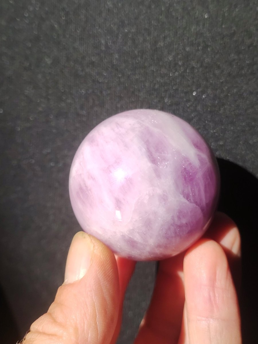 Kunzit A rosa Schimmer Flash ~ Edelstein Kugel Deko Sphere Haus Wohn Kristall HIPPIE Heilstein Rarität Selten Geschenk Frau Geschenk Er Sie - Art of Nature Berlin
