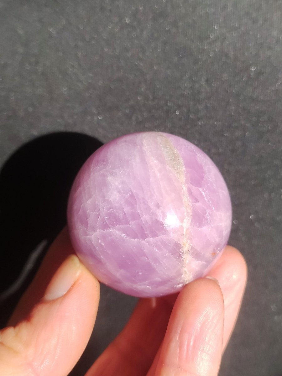 Kunzit A rosa Schimmer Flash ~ Edelstein Kugel Deko Sphere Haus Wohn Kristall HIPPIE Heilstein Rarität Selten Geschenk Frau Geschenk Er Sie - Art of Nature Berlin