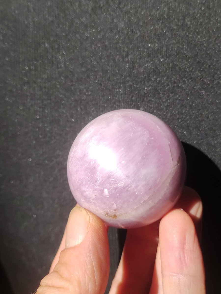 Kunzit A rosa Schimmer Flash ~ Edelstein Kugel Deko Sphere Haus Wohn Kristall HIPPIE Heilstein Rarität Selten Geschenk Frau Geschenk Er Sie - Art of Nature Berlin