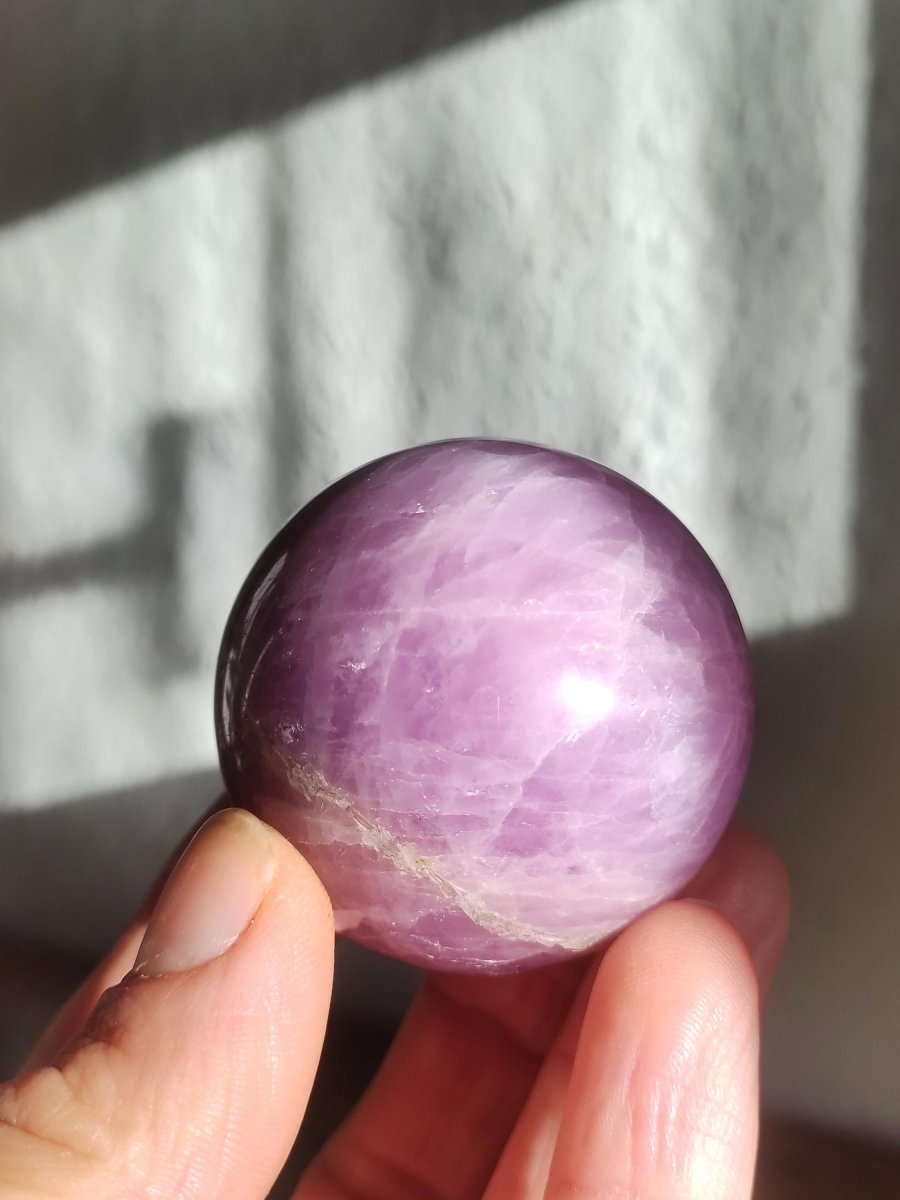 Kunzit A rosa Schimmer Flash ~ Edelstein Kugel Deko Sphere Haus Wohn Kristall HIPPIE Heilstein Rarität Selten Geschenk Frau Geschenk Er Sie - Art of Nature Berlin