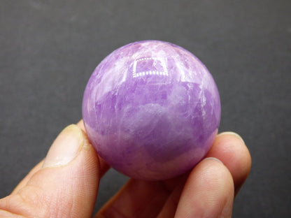 Kunzit AA ~ Edelstein Kugel Deko Sphere Haus Wohn Kristall HIPPIE Heilstein Rarität Selten Frau Mann Geschenk Er Sie - Art of Nature Berlin