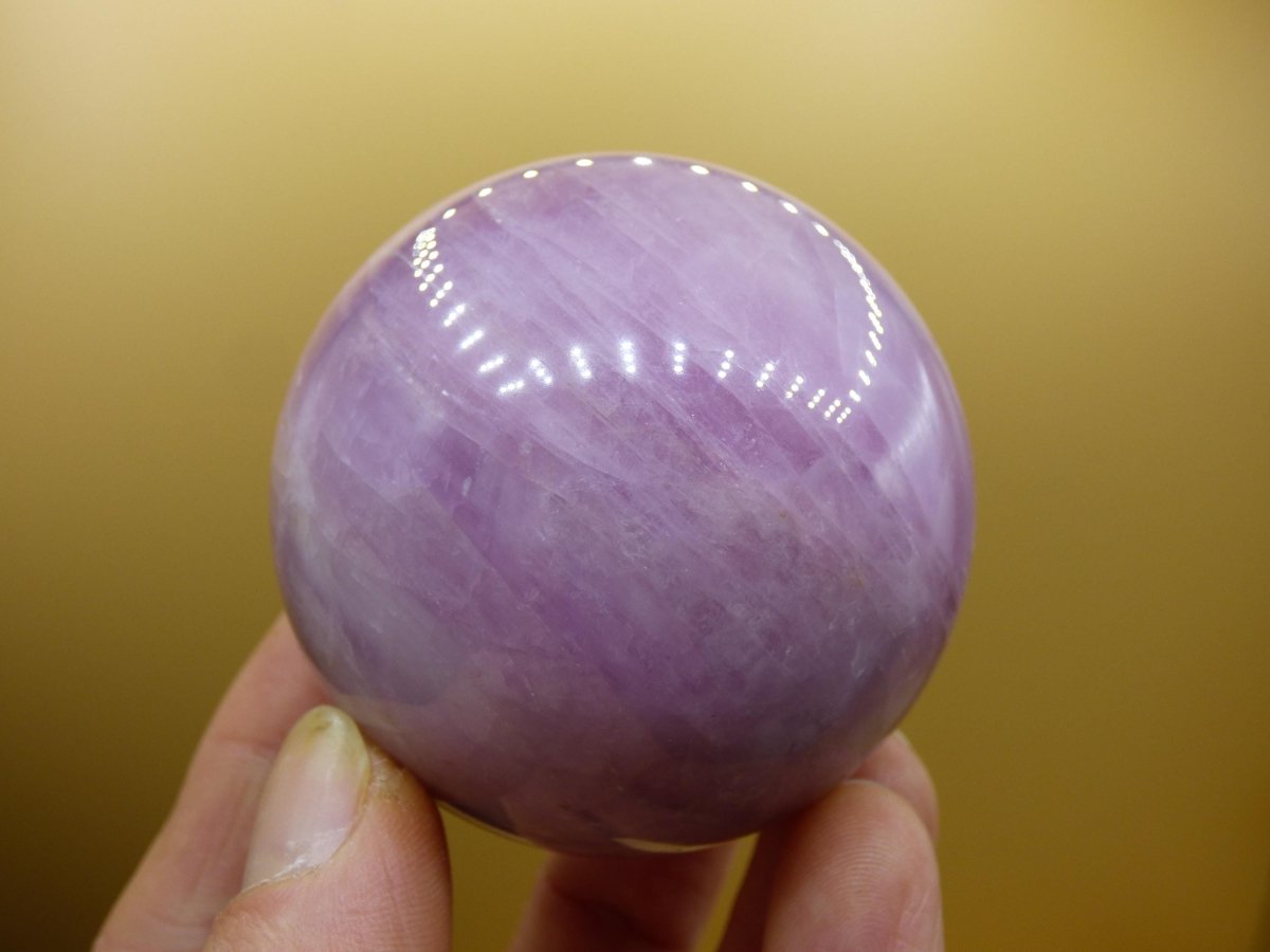 Kunzit AA rosa - Edelstein Kugel Deko Sphere Haus Wohn Kristall Energie Heilstein Rarität Selten Geschenk Er Sie Mann Frau schön Wohnen Haus - Art of Nature Berlin