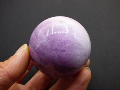 Kunzit AA rosa Schimmer Flash ~ Edelstein Kugel Deko Sphere Haus Wohn Kristall HIPPIE Heilstein Rarität Selten Geschenk Frau Geschenk Er Sie - Art of Nature Berlin