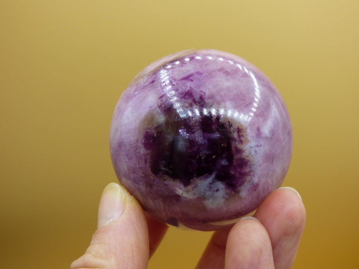 Kunzit AAA rosa lila Edelstein Kugel RARITÄT Deko Sphere Haus Wohn Kristall Heilstein Rarität Selten Geschenk Frau Geschenk Er Sie Mann Frau - Art of Nature Berlin