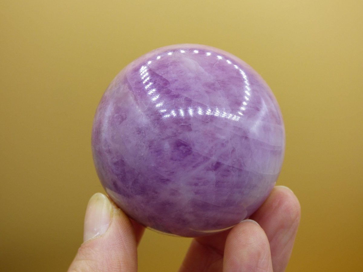 Kunzit AAA rosa lila Edelstein Kugel RARITÄT Deko Sphere Haus Wohn Kristall Heilstein Rarität Selten Geschenk Frau Geschenk Er Sie Mann Frau - Art of Nature Berlin