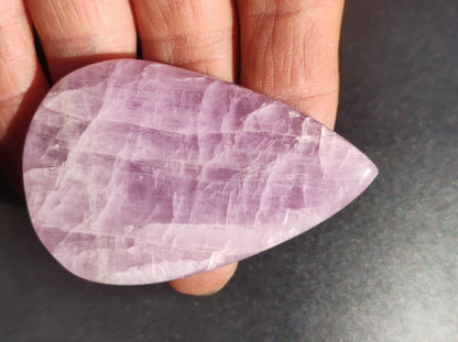 Kunzit XL AAA Rosa Cabochon natürlich ungebohrt Handschmeichler Dekostein Kristall Heilstein Kristall Sammler Energie Mineral Geschenk - Art of Nature Berlin