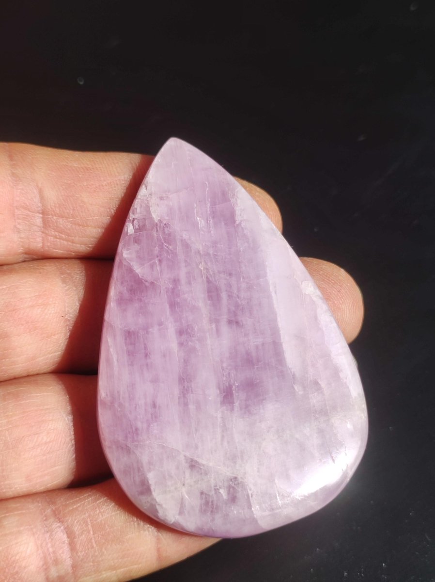 Kunzit XL AAA Rosa Cabochon natürlich ungebohrt Handschmeichler Dekostein Kristall Heilstein Kristall Sammler Energie Mineral Geschenk - Art of Nature Berlin